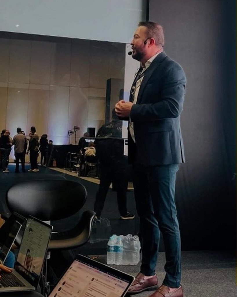 Wilson Silva palestrando no Web Summit Rio