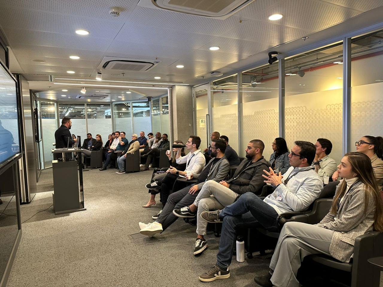 Wilson Silva e participantes durante o workshop para o time de vendas da TOTVS
